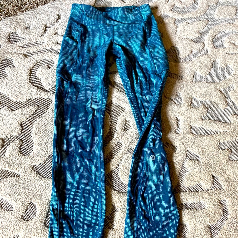 blue chevron pattern leggings from lululemon